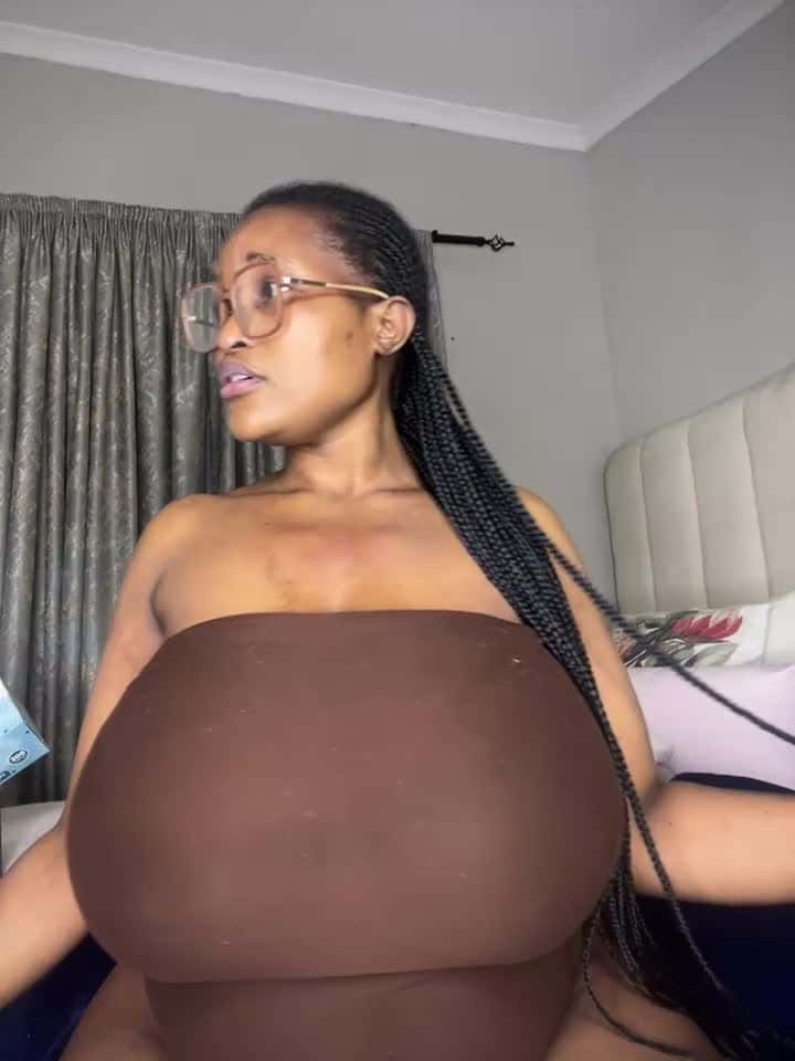 bustygoddess32 - Stripchat webcam show • Friday, September 19, 2025 #Twerk #Fingering #FootFetish